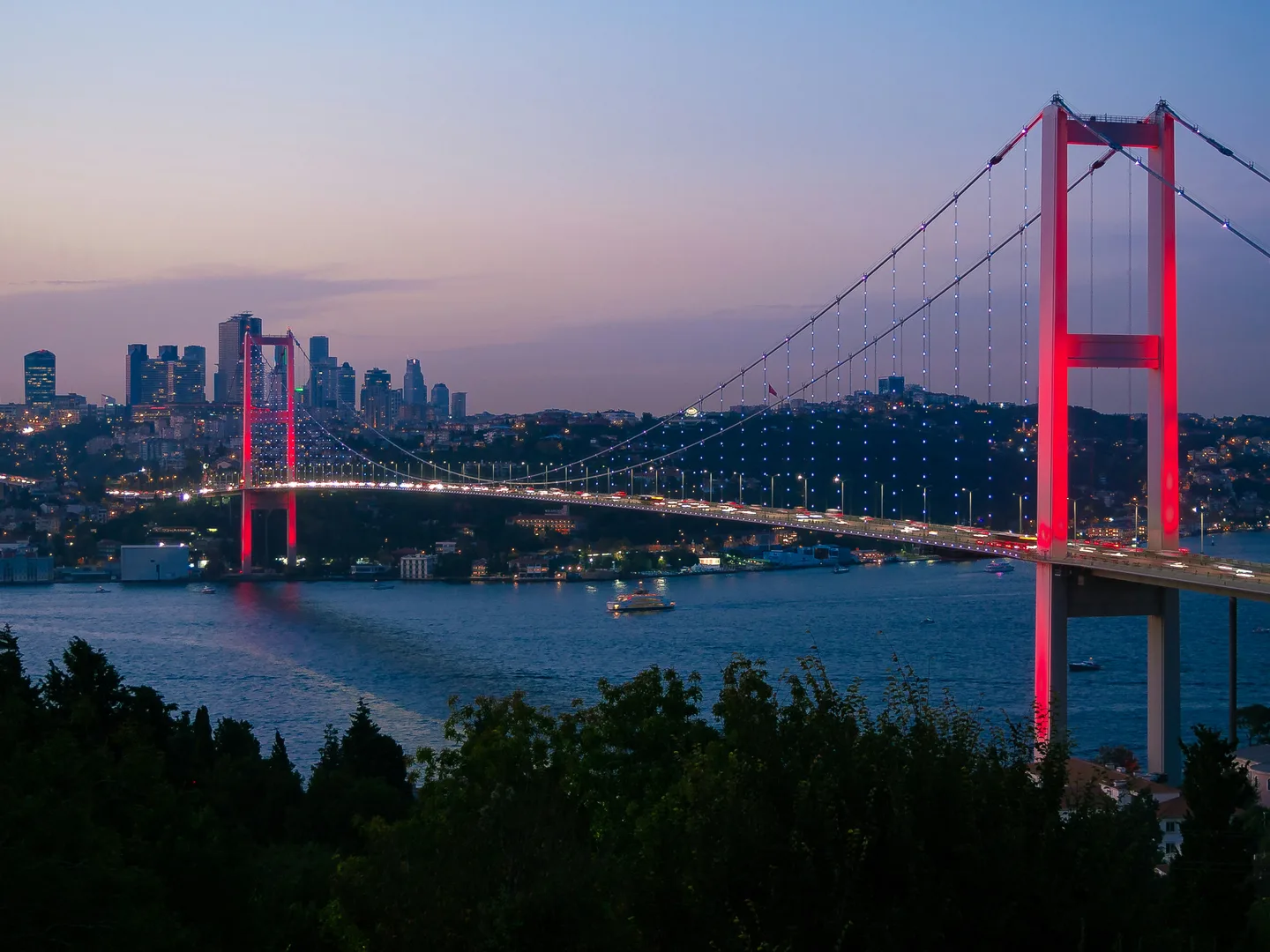 Der majestätische Istanbuler Bosporus: Ortaköys ikonische Ausblicke